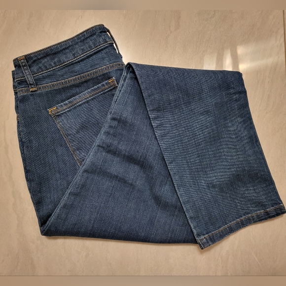 L.L. Bean classic fit blue jeans brand new with tags - Picture 2 of 4